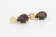 Afbeelding in Gallery-weergave laden, Oorstekers met peervorm geslepen granaat, geelgoud 14 karaat
