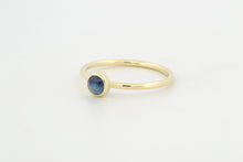 Afbeelding in Gallery-weergave laden, Ring met cabochon geslepen saffier, geelgoud