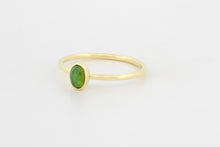 Afbeelding in Gallery-weergave laden, Ring met cabochon geslepen groene toermalijn ovaal, geelgoud
