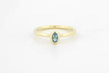 Afbeelding in Gallery-weergave laden, Ring met bolle zetting en ovaal geslepen aquamarijn, geelgoud
