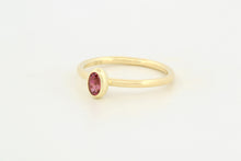 Afbeelding in Gallery-weergave laden, Ring met bolle zetting en ovaal geslepen roze toermalijn, geelgoud