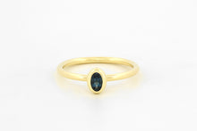 Afbeelding in Gallery-weergave laden, Ring met bolle zetting en ovaal geslepen London Blue topaas, geelgoud