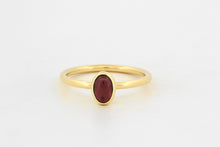 Afbeelding in Gallery-weergave laden, Ring met cabochon geslepen ovale granaat, geelgoud