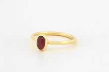 Afbeelding in Gallery-weergave laden, Ring met cabochon geslepen ovale granaat, geelgoud
