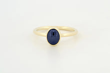 Afbeelding in Gallery-weergave laden, Ring met cabochon geslepen ovale saffier, geelgoud