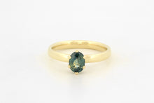 Afbeelding in Gallery-weergave laden, Ring met ovale blauwgroene saffier in zespootzetting, geelgoud