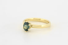 Afbeelding in Gallery-weergave laden, Ring met ovale blauwgroene saffier in zespootzetting, geelgoud