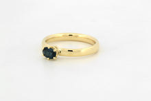 Afbeelding in Gallery-weergave laden, Ring met ovale blauwgroene saffier in zespootzetting, geelgoud