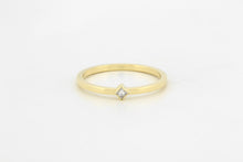 Afbeelding in Gallery-weergave laden, Ring met kruislings geplaatste diamant, geelgoud
