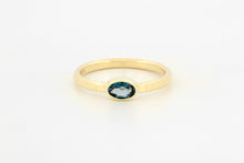 Afbeelding in Gallery-weergave laden, Ring met hamerslag en blauwe topaas ovaal, geelgoud