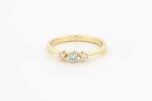 Afbeelding in Gallery-weergave laden, Ring met drie zespootzettingen, blauwe en witte diamanten, geelgoud