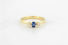 Afbeelding in Gallery-weergave laden, Ring met drie zespootzettingen, diamanten en saffier, geelgoud