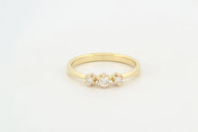Afbeelding in Gallery-weergave laden, Ring toelopend met drie diamanten, geelgoud
