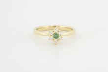 Afbeelding in Gallery-weergave laden, Ring met groene diamant en witte diamanten in entourage, geelgoud
