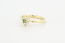 Afbeelding in Gallery-weergave laden, Ring met groene diamant en witte diamanten in entourage, geelgoud