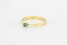 Afbeelding in Gallery-weergave laden, Ring toelopend met zespoot en blauwe diamant, geelgoud
