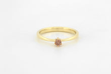 Afbeelding in Gallery-weergave laden, Ring toelopend met zespoot en lichtbruine diamant, geelgoud