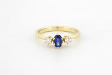 Afbeelding in Gallery-weergave laden, Ring met drie zespootzettingen, diamanten en blauwe saffier, geelgoud