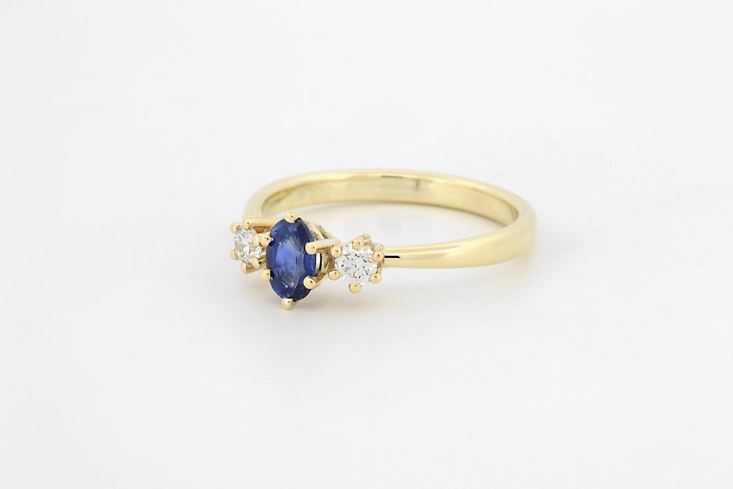 Ring met drie zespootzettingen, diamanten en blauwe saffier, geelgoud