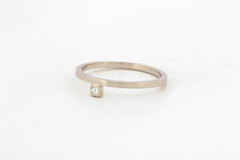 Afbeelding in Gallery-weergave laden, Ring met diamant ernaast, witgoud