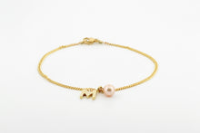 Afbeelding in Gallery-weergave laden, Armband van geslepen schakeltjes met letterhanger en roze parel, geelgoud