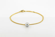 Afbeelding in Gallery-weergave laden, Armband van geslepen schakeltjes met grijze parel, geelgoud