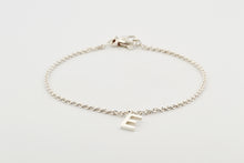 Afbeelding in Gallery-weergave laden, Armband van ovale schakeltjes met letterhanger, zilver