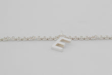 Afbeelding in Gallery-weergave laden, Armband van ovale schakeltjes met letterhanger, zilver