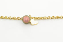 Afbeelding in Gallery-weergave laden, Armband van ovale schakels met gouden hartje en zwarte parel, geelgoud