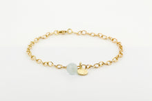 Afbeelding in Gallery-weergave laden, Armband van ovale schakels met gouden hangertje en aquamarijn, geelgoud