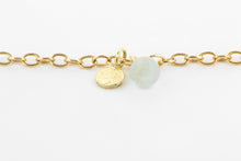 Afbeelding in Gallery-weergave laden, Armband van ovale schakels met gouden hangertje en aquamarijn, geelgoud