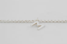 Afbeelding in Gallery-weergave laden, Armband van ronde schakeltjes met letterhanger, zilver