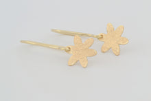 Afbeelding in Gallery-weergave laden, Oorhangers Bloem, geelgoud