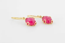 Afbeelding in Gallery-weergave laden, Oorhangers met ovale roosgeslepen robijnen, geelgoud