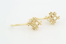 Afbeelding in Gallery-weergave laden, Oorhangers Mikado met diamant, geelgoud