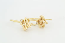 Afbeelding in Gallery-weergave laden, Oorhangers Mikado met diamant, geelgoud