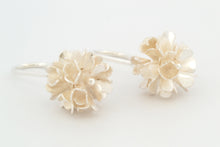 Afbeelding in Gallery-weergave laden, Oorhangers Mini Dot bungelend, zilver