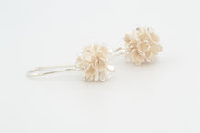 Afbeelding in Gallery-weergave laden, Oorhangers Mini Dot bungelend, zilver