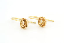 Afbeelding in Gallery-weergave laden, Oorhangers Roosjes met diamant, geelgoud