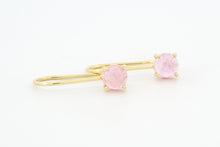 Afbeelding in Gallery-weergave laden, Oorhangers met cabochon geslepen roze toermalijn, geelgoud