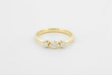 Afbeelding in Gallery-weergave laden, Ring toelopend met drie diamanten, geelgoud