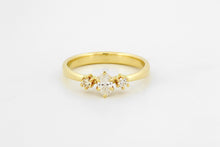 Afbeelding in Gallery-weergave laden, Ring met drie zespootzettingen, een ovale en twee ronde diamanten, geelgoud