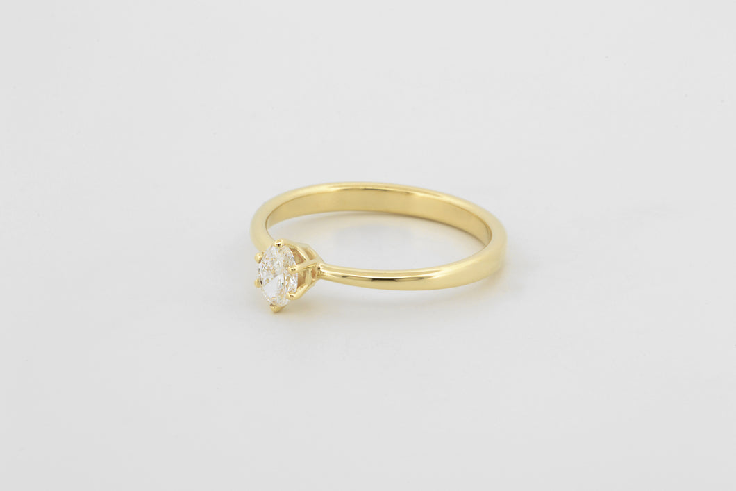 Ring toelopend met zespoot en ovaal geslepen diamant, geelgoud