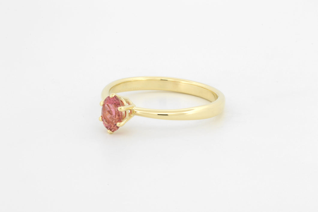 Ring toelopend met zespoot en ovale roze toermalijn, geelgoud