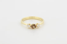 Afbeelding in Gallery-weergave laden, Ring met drie zespootzettingen, diamanten en andalusiet, geelgoud