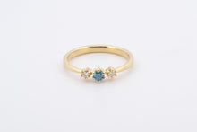 Afbeelding in Gallery-weergave laden, Ring met drie zespootzettingen, blauwe en witte diamanten, geelgoud