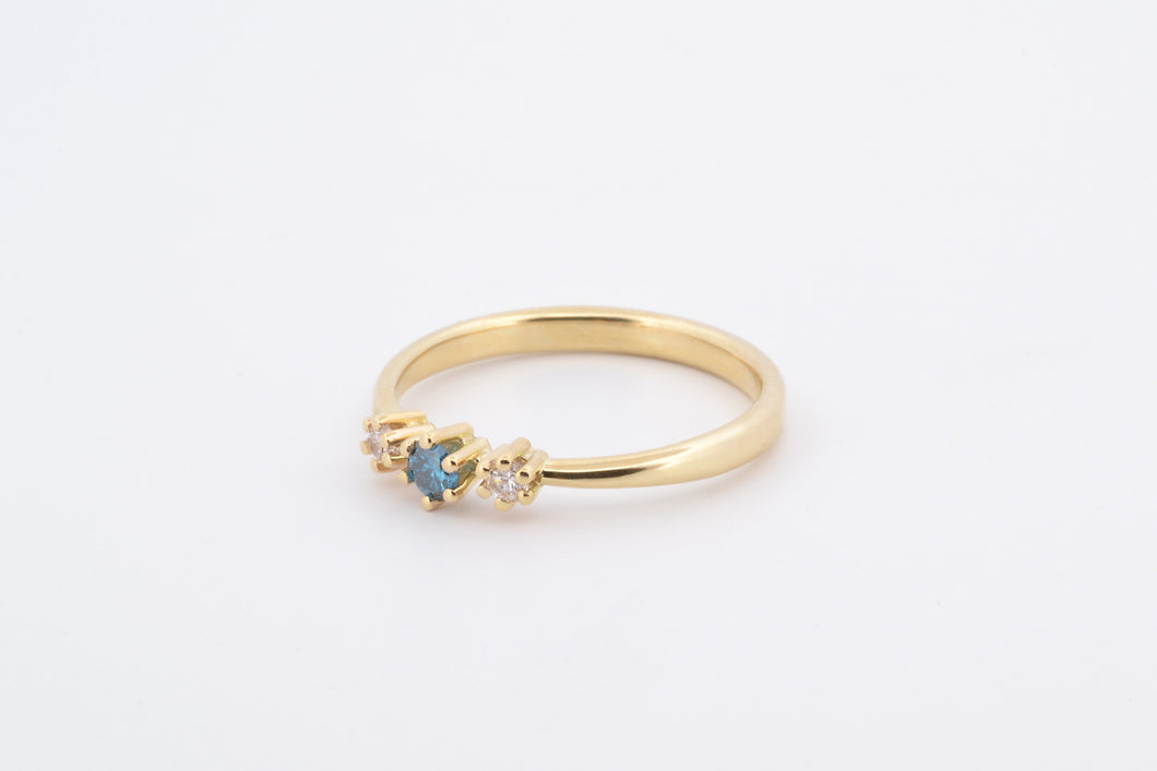 Ring met drie zespootzettingen, blauwe en witte diamanten, geelgoud