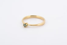 Afbeelding in Gallery-weergave laden, Ring toelopend met zespoot en groene diamant, geelgoud