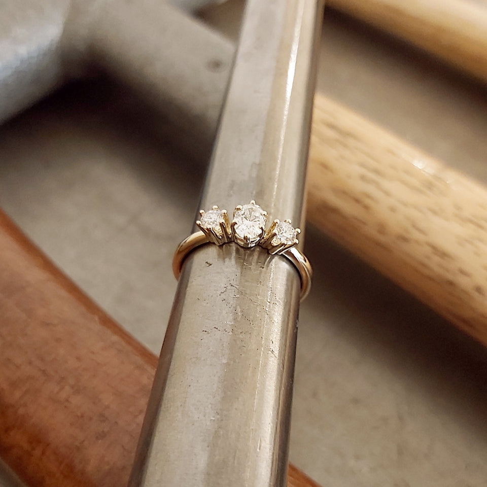 witgouden verlovingsring met ovale diamant en ronde diamanten gemaakt door goudmerk in Breda
