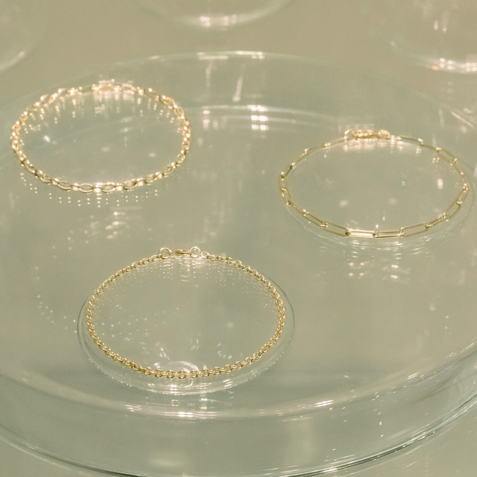Armbanden met of zonder bedeltjes kies je bij ons helemaal zelf